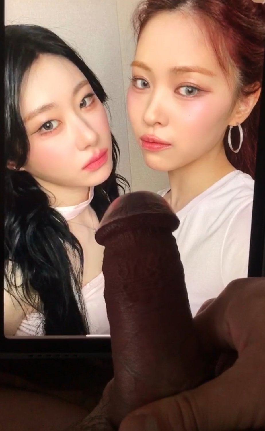 IjTXV5ka Korean sluts Itzy cocked 01.jpg